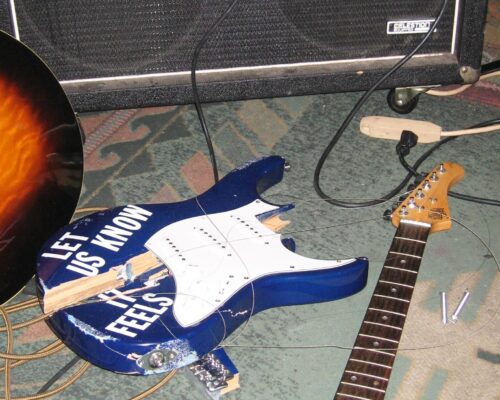 2ccbf9a9f3205c0dc7_Hank's_-_Shattered_Guitar